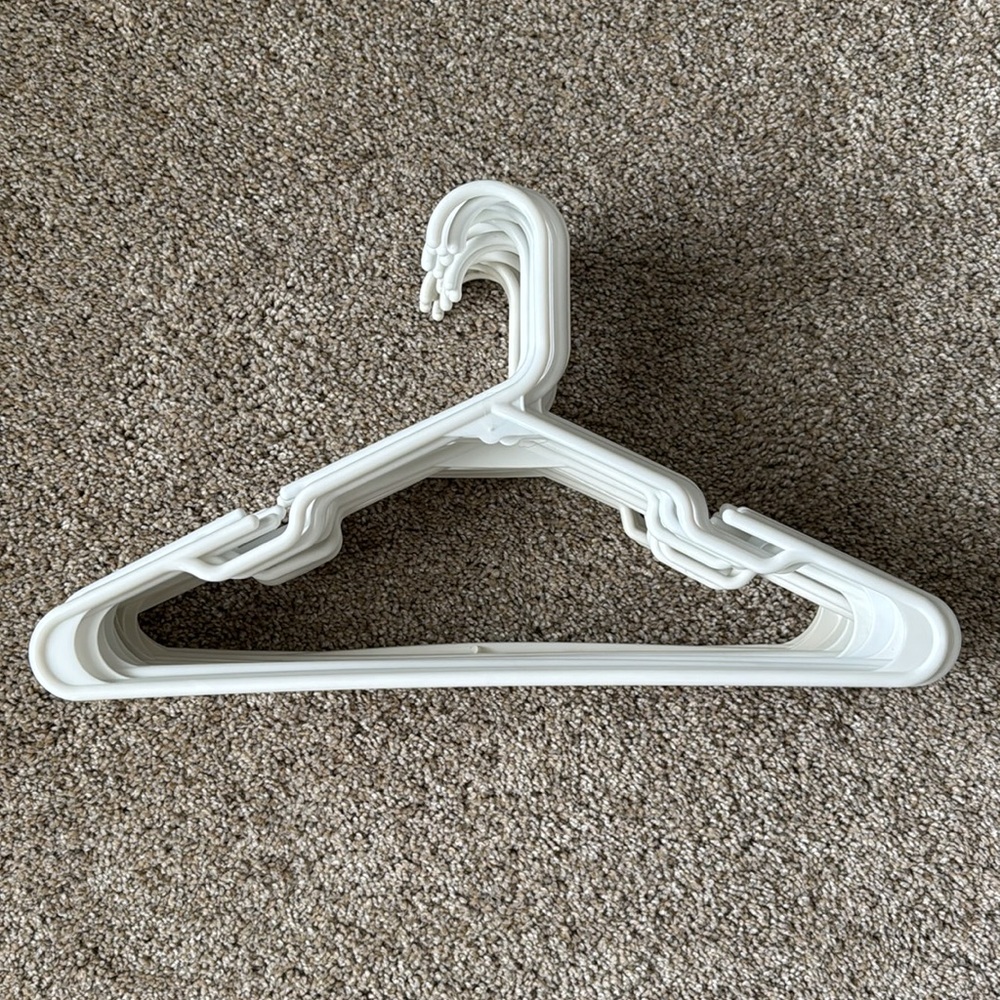Mainstays Plastic Clothing Hangers (22) - Picture 5 of 10